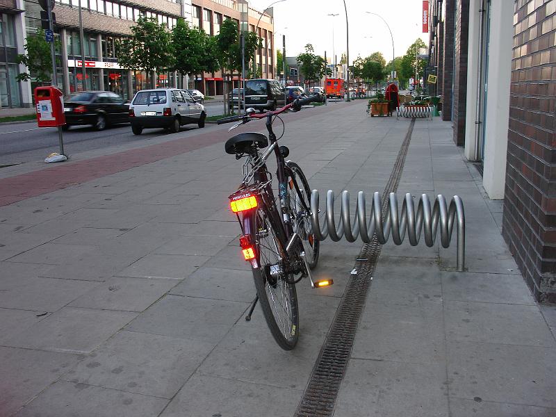Germany09.JPG - ที่จอดจักรยานเก๋เตะตาเป็นบ้าเลย ถ้าไม่มีจักรยานมาวาง ก็มิรู้หรอกว่า มันคือไร เหอๆ